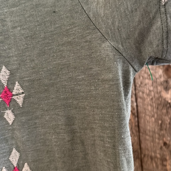 JOHNNY WAS  JWLA Embroidered vneck t-shirt - Picture 9 of 9